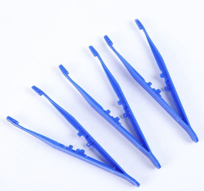 ملقط بلاستيك